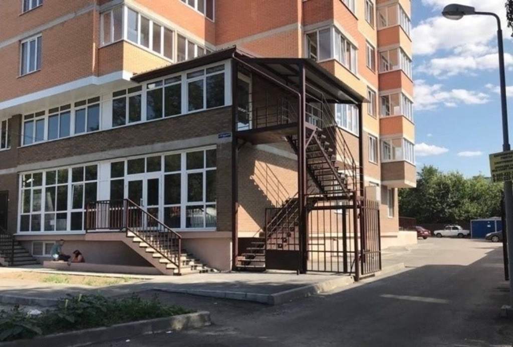 В Ростовской области из окна пятиэтажки выпала школьница