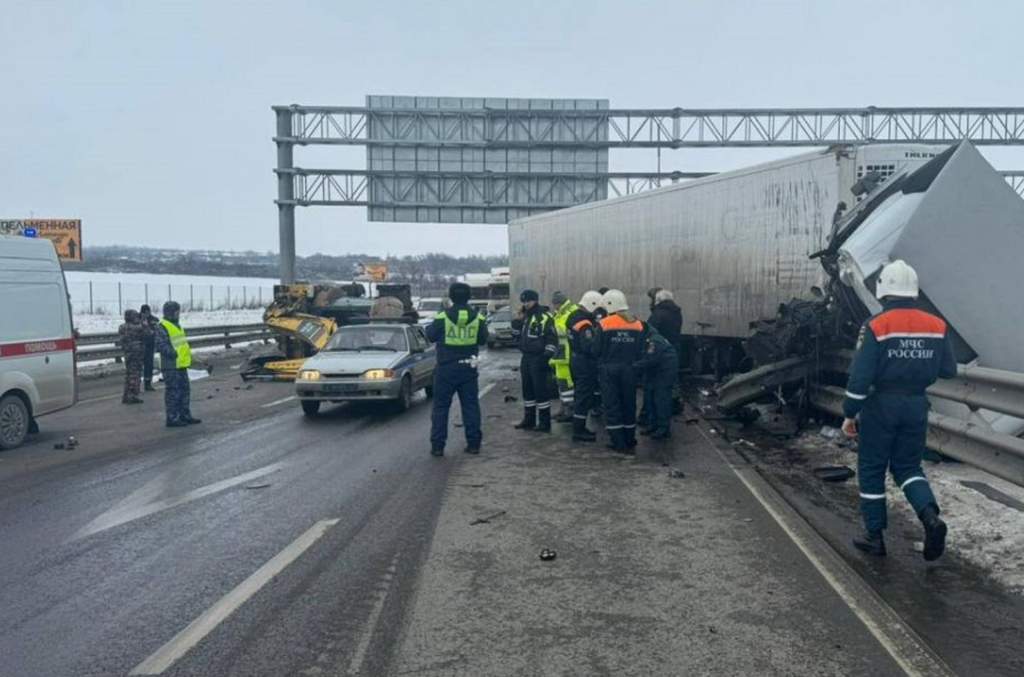 В смертельном ДТП на трассе в Ростовской области погиб водитель экскаватора