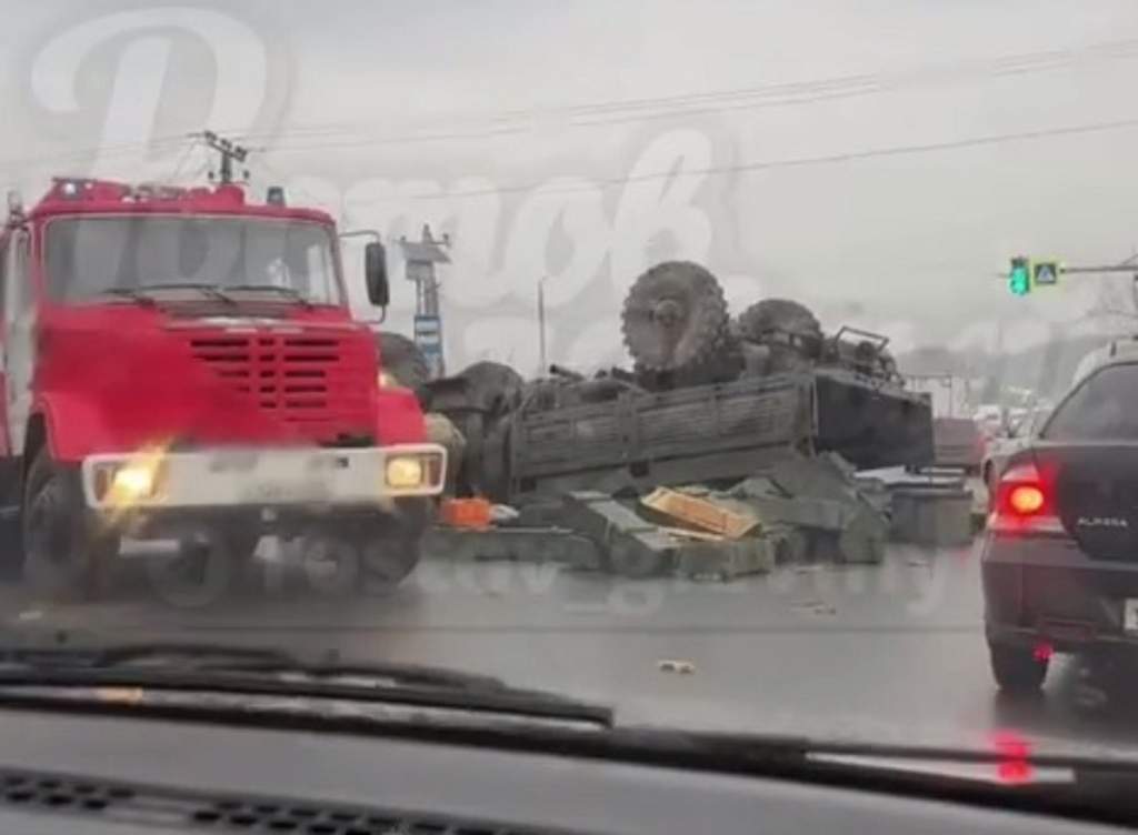 Пробку под Новочеркасском собрало ДТП военного грузовика и легковушки